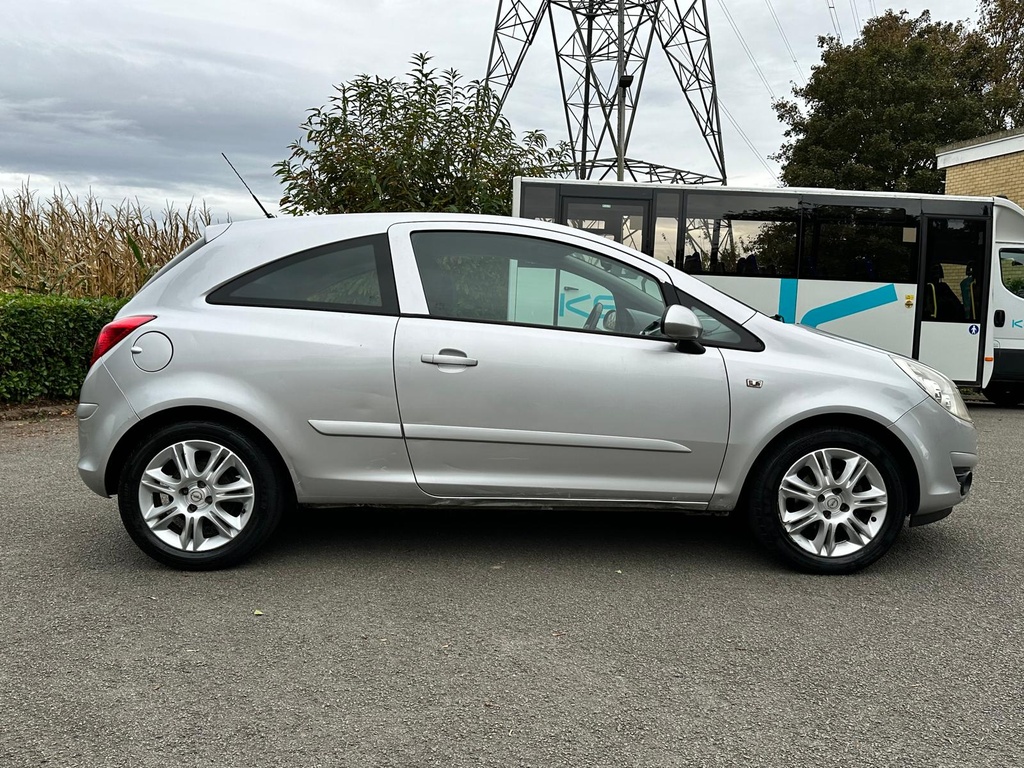 Opel Corsa D 1.2 Essence Euro 4 135000km Airco Carnet