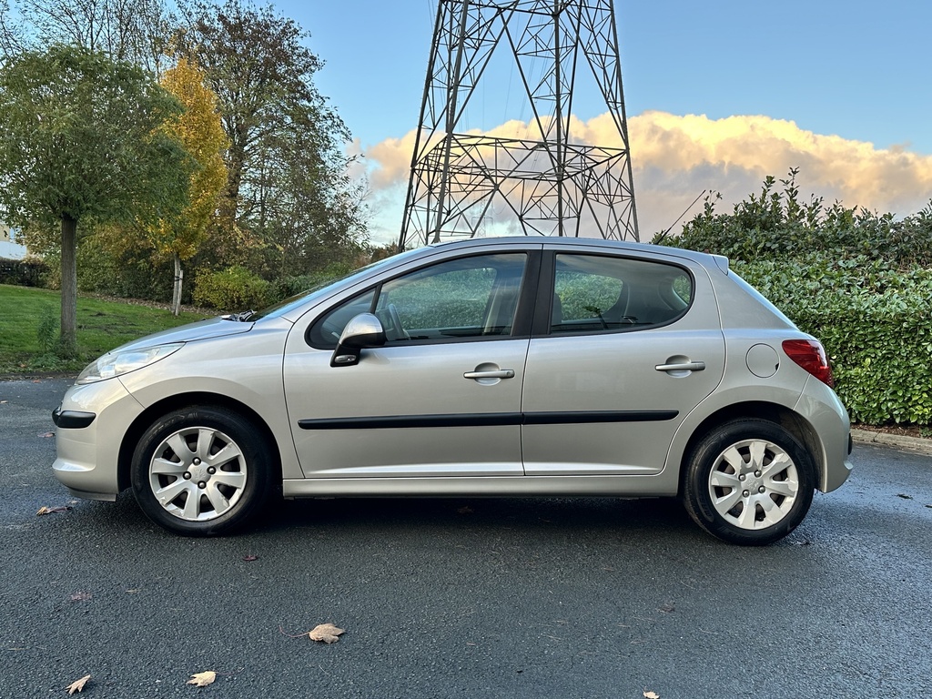 Peugeot 207 1.4 2008 Essence Euro 4 102000km carnet airco