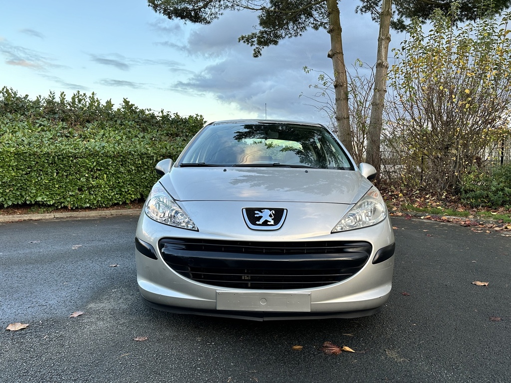 Peugeot 207 1.4 2008 Essence Euro 4 102000km carnet airco